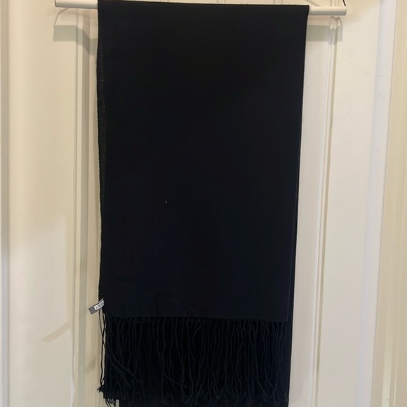 Scarfs - Picture 1 of 7